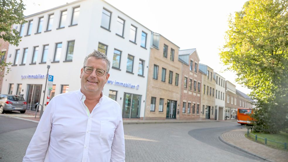 Seit einigen Wochen ist der neue Wohn- und Gewerbekomplex am Auricher ZOB zum großen Teil fertig. Investor Udo Fuhrmann ist glücklich. Foto: Romuald Banik