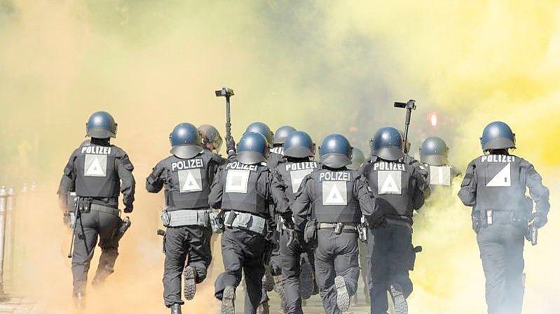 Bei Demonstrationen, Fußballspielen oder Routineeinsätzen kommt es immer wieder zu Angriffen gegen Polizisten oder Widerstandshandlungen. Die Zahl der Vorfälle ist auch 2020 gestiegen. Foto: Sebastian Kahnert/dpa