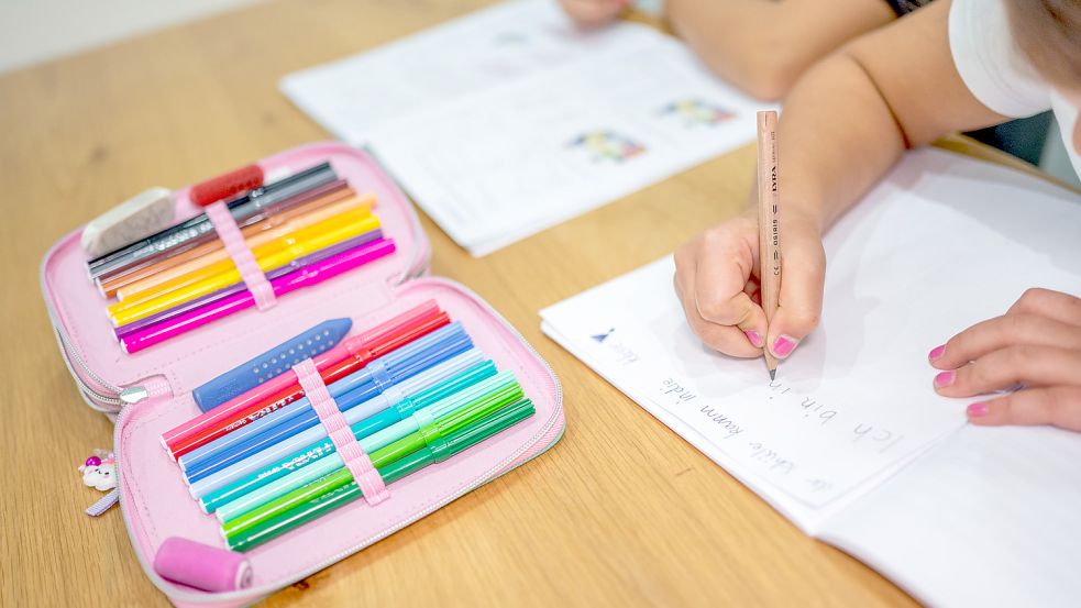Wie sieht es aus mit den Sprachkompetenzen von Schülern? Ein Grundschüler und eine Grundschülerin sitzen in einem Wohnzimmer am Tisch und erledigen Schulaufgaben. Foto: Mohssen Assanimoghaddam/dpa Foto: Mohssen Assanimoghaddam