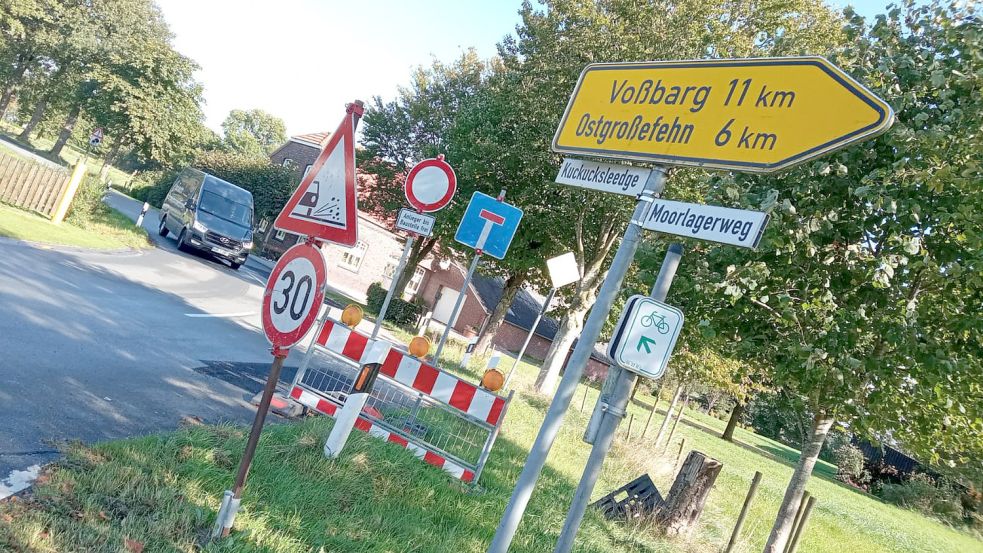 •Die Vollsperrung der Kreisstraße in Akelsbarg wird noch einige Zeit für Umwege bei den Autofahrern sorgen. Foto: Romuald Banik