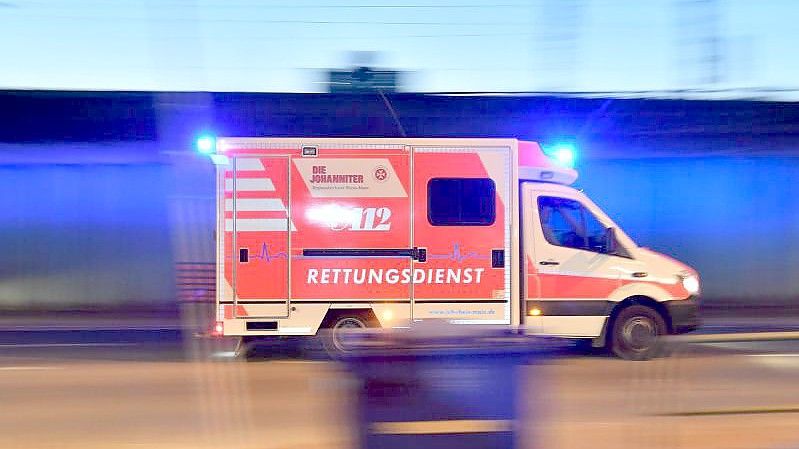 Ein Rettungswagen mit eingeschaltetem Blaulicht. Symbolbild. Foto: Boris Roessler/dpa