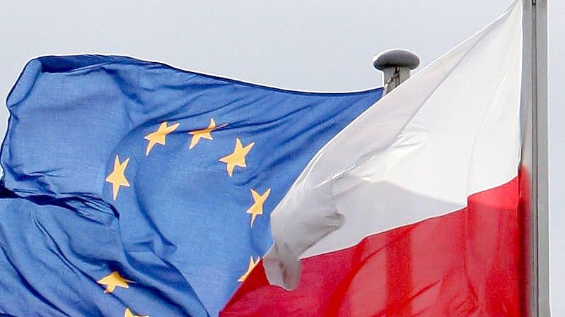 Die Flaggen der Europäischen Union und von Polen wehen am deutsch-polnischen Grenzübergang in Frankfurt (Oder). Foto: Patrick Pleul/dpa-Zentralbild/dpa