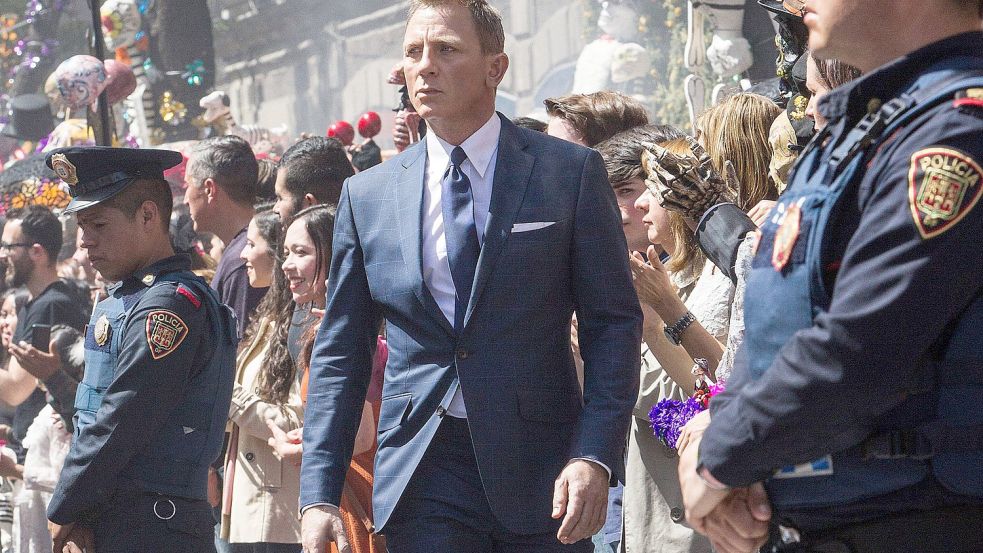 Schlanke Linie und ein Einstecktuch als weißer Blitzer am Revers: Daniel Craig trägt Tom Ford in „Spectre“. Foto: Columbia Pictures/Courtesy Everett Collection via www.imago-images.de Foto: Columbia Pictures/Courtesy Everett Collection via www.imago-images.de