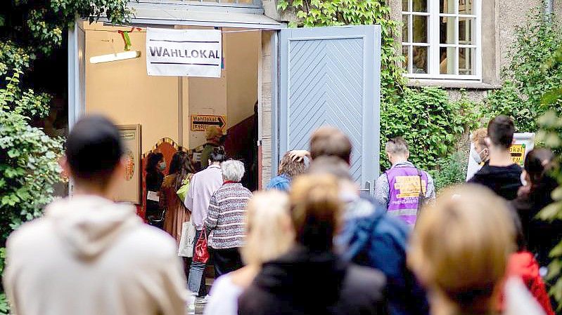 Lange Schlange vor einem Wahllokal in Berlin am vergangenen Sonntag. Foto: Hauke-Christian Dittrich/dpa