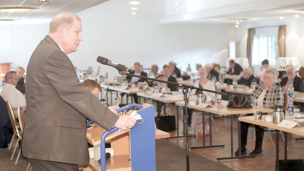 Klinik-Geschäftsführer Claus Eppmann berichtete während der Sitzung des Auricher Kreistages. Foto: Romuald Banik