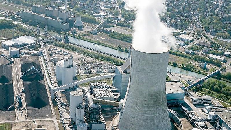 Dampf steigt aus einem Kühlturm des Kohlekraftes Datteln 4 des Betreibers Uniper auf. Foto: Bernd Thissen/dpa