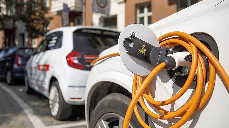 Elekroautos stehen vor einer Ladestation in einem Wohngebiet im Stadtteil Prenzlauer Berg in Berlin. Foto: Carsten Koall/dpa