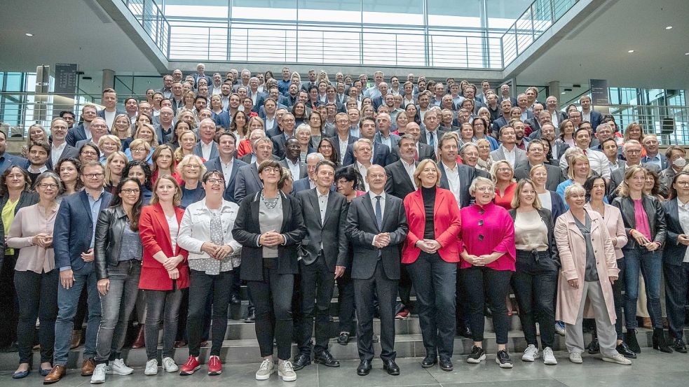 Keine Masken: Dieses Foto der neuen SPD-Fraktion sorgte für reichlich Kritik. Foto: dpa/Michael Kappeler
