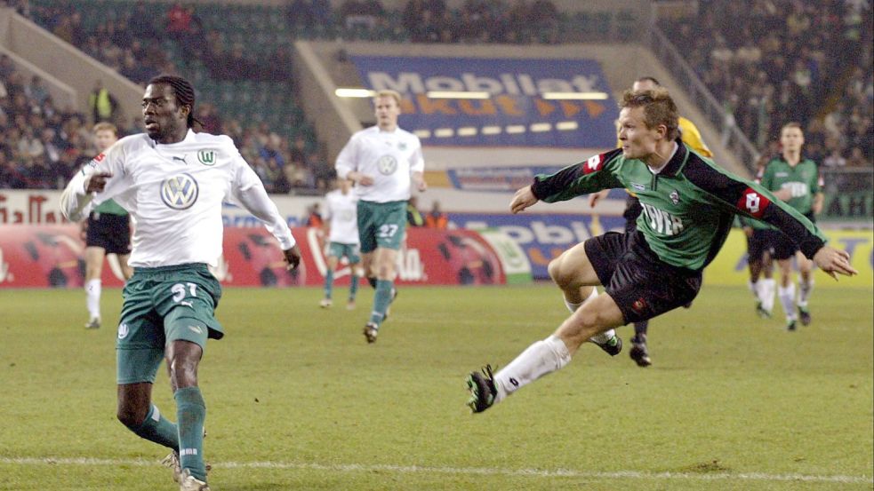 Am 13. Spieltag der Saison 2003/04 gewann Borussia Mönchengladbach (Jonas Kolkka trifft hier zum 3:1-Endstand), seitdem gab es in Wolfsburg für die Borussen keinen Sieg mehr. Foto: imago/Rust