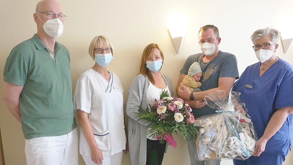 Gemeinsam freuten sich über die 1000. Geburt in diesem Jahr in der Ubbo-Emmius-Klinik Aurich (von links): Dr. Thomas Möller (Leitender Arzt der Geburtshilfe), Rena Warfsmann (Leiterin der Mutter-Kind-Station), die Eltern Nicole Kleen und Arno Backer mit ihrem Sohn Finn und Alexandra Pape (Leitende Hebamme). Foto: UEK