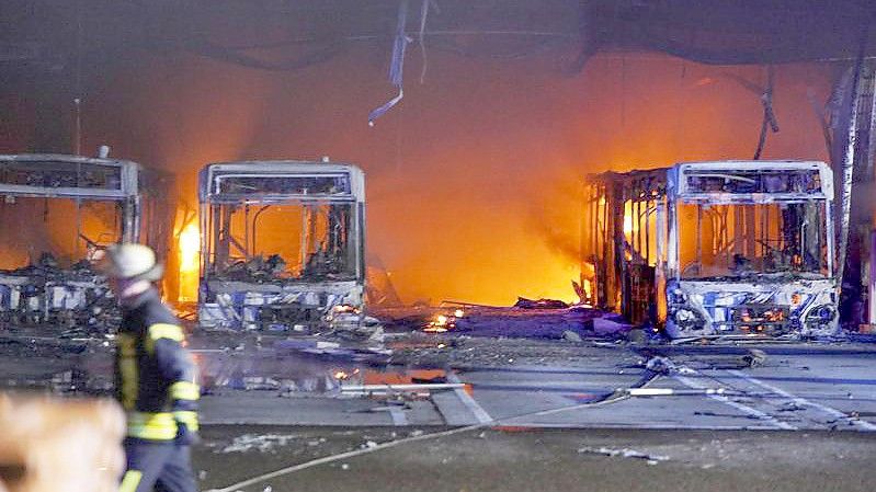 Am Abend ist es zu einem Brand im Busdepot der Stuttgarter Verkehrsbetiebe gekommen. Foto: Andreas Rosar/dpa