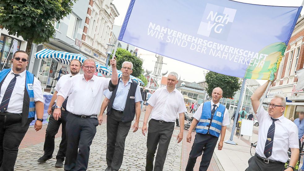 Mitte Juli demonstrierten Busfahrer der Kreisbahn in Aurich für höhere Löhne.Archivfoto: Romuald Banik