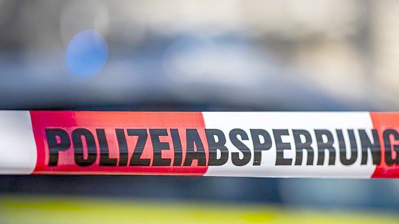 Eine Polizeiabsperrung. Symbolbild. Foto: David Inderlied/dpa