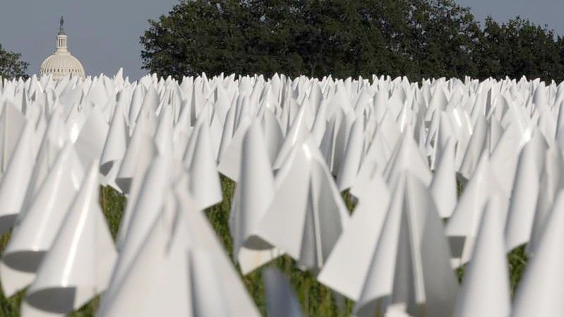 Weiße Fahnen sind auf der National Mall in Washington zum Gedenken an die Corona-Toten aufgestellt. Foto: Aaron Schwartz/XinHua/dpa