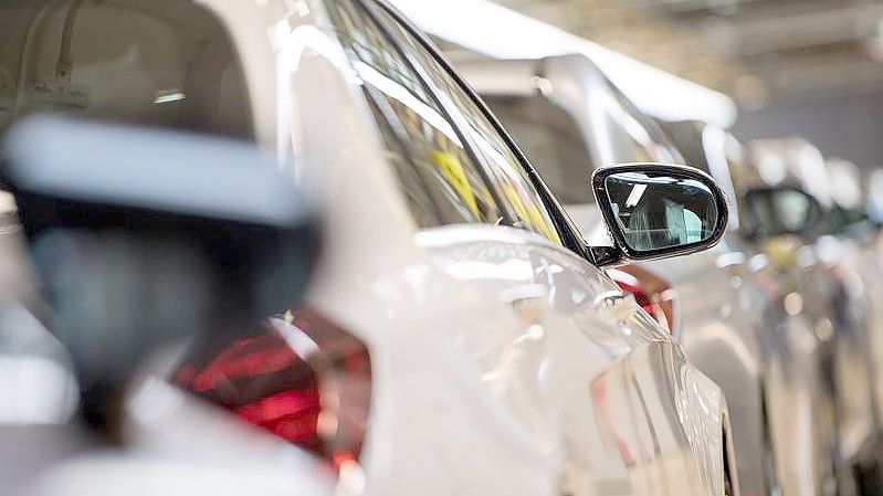 Wegen des Chipmangels werden deutlich weniger Autos verkauft. Foto: Sebastian Gollnow/dpa