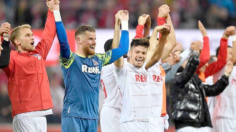 Kölns Spieler feiern vor ihren Fans den Sieg gegen Aufsteiger Fürth. Foto: Marius Becker/dpa