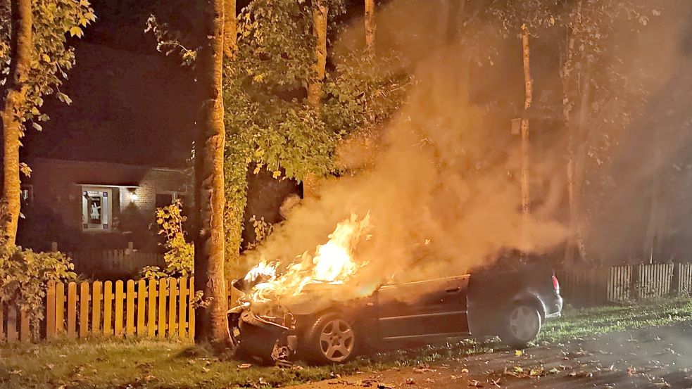 Nach dem Aufprall fing das Auto Feuer. Foto: Sven Janssen und Marco Zimmermann