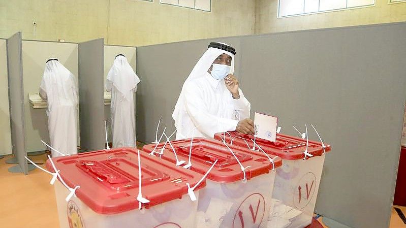 Stimmabgabe in einem Wahllokal in Doha. Foto: Hussein Sayed/AP/dpa