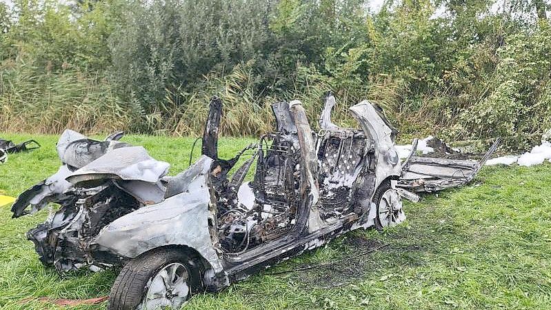 Das ausgebrannte Wrack des Wagens, in dem drei junge Menschen ihr Leben verloren. Foto: Karsten Schröder/Westküsten-News /dpa