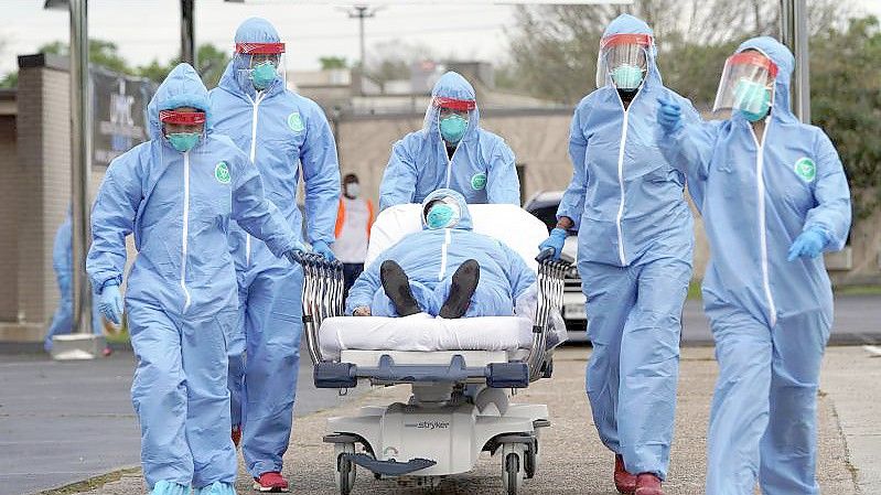 Ein Covid-Patient wird in der Anfangsphase der Pandemie 2020 in ein Krankenhaus in Houston gebracht. Seitdem sind in den USA mehr als 700.000 Menschen am Coronavirus gestorben. Foto: David J. Phillip/AP/dpa
