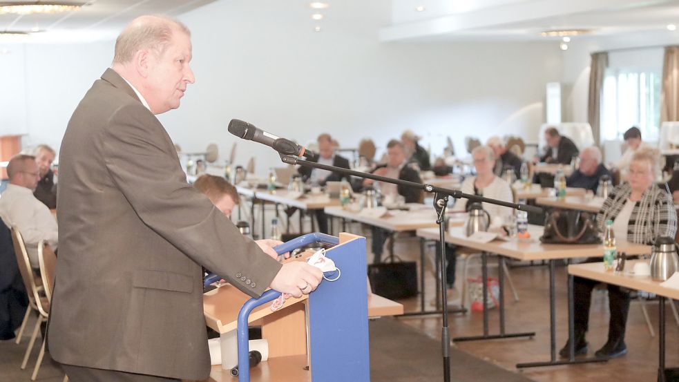 Klinik-Geschäftsführer Claus Eppmann sprach während der Sitzung des Auricher Kreistages. Foto: Romuald Banik