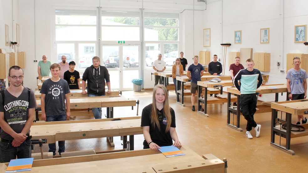 Die frisch ausgelernten Tischlerinnen und Tischler freuten sich über ihre erfolgreich abgeschlossene Ausbildung. Foto: HWK