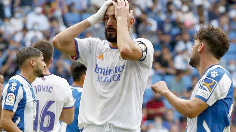 Real-Stürmer Karim Benzema ärgert sich nach einer verpassten Chance. Foto: Joan Monfort/AP/dpa