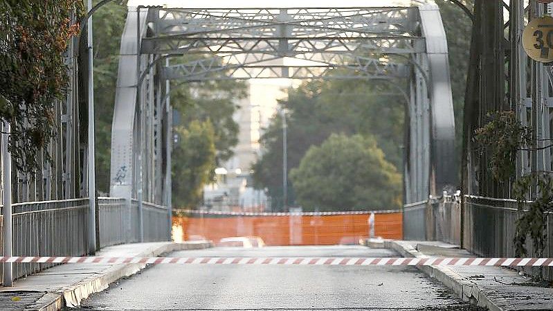 Die Brücke Ponte dell'Industria ist nach einem Brand schwer beschädigt. Foto: Foto Cecilia Fabiano/LaPresse via ZUMA Press/dpa