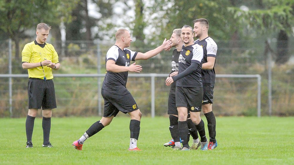Gleich viermal durften die Middelser gegen Aurich jubeln. Nach Ansicht beider Trainer hätte der TuS auch noch höher gewinnen können. Fotos: Stephan Friedrichs