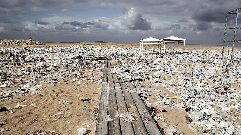 Plastikmüll an einem Strand am Mittelmeer nördlich von Beirut. Foto: Marwan Naamani/dpa