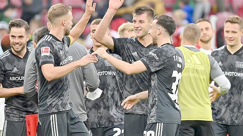 Die Berliner Mannschaft jubelt nach dem Schlusspfiff. Foto: Torsten Silz/dpa