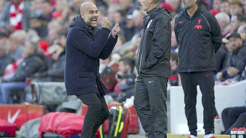 City-Trainer Pep Guardiola (l) war begeistert nach dem 2:2 in Liverpool. Foto: Peter Byrne/PA/AP/dpa