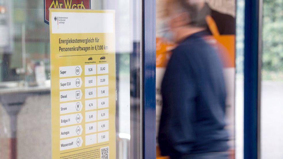 Neue Schilder an Tankstellen zeigen an, wie teuer Kraftstoff und alternative Antriebsformen auf einer Strecke von 100 Kilometern für Autofahrer sind. Foto: dpa/Federico Gambarini