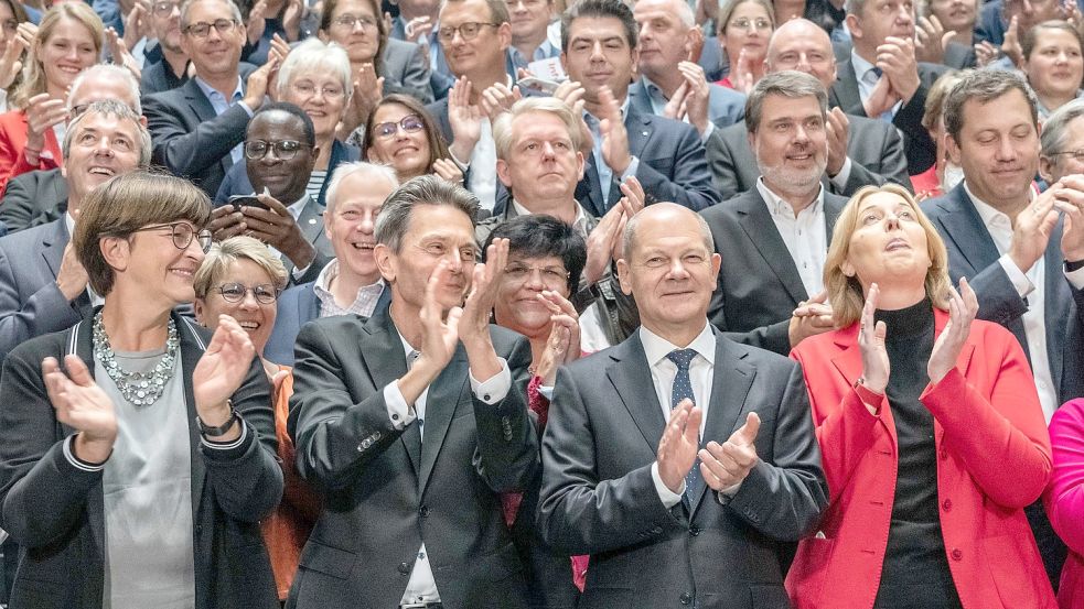 Die SPD-Bundestagsfraktion ließ sich ohne Maske und Abstand fotografieren. Schräg hinter dem Kanzlerkandidaten Olaf Scholz steht der wiedergewählte Abgeordnete für den Wahlkreis Aurich-Emden Johann Saathoff. Foto: DPA