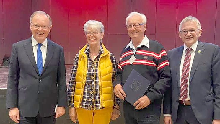 Ministerpräsident Stephan Weil (von links), Hannelore Ehmen-Behring oder ihr Mann Heino Behring sowie der Auricher Landrat Olaf Meinen bei der Preisverleihung. Foto: privat