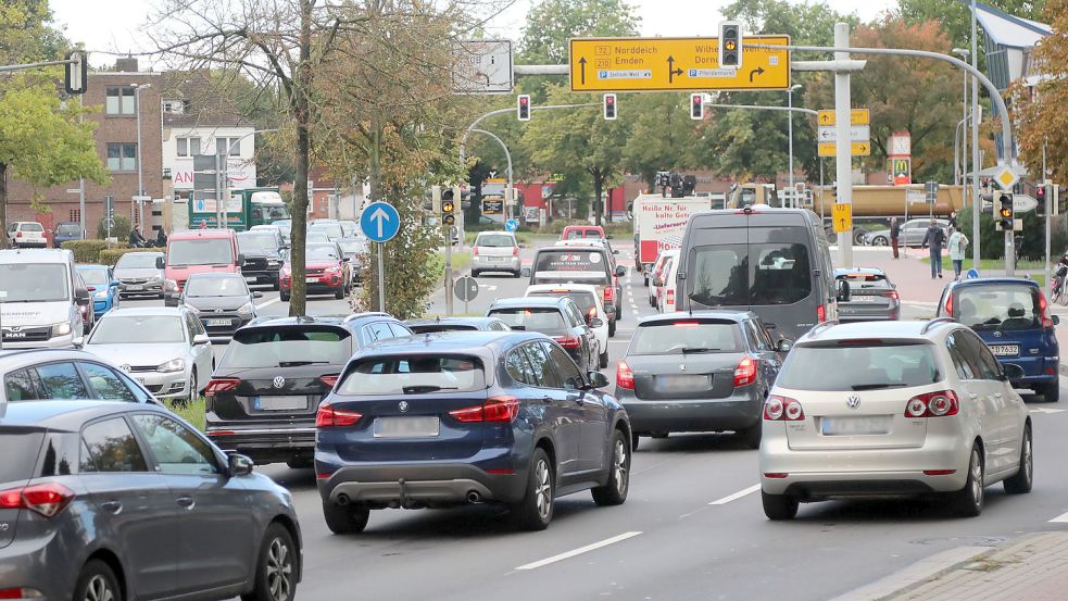 Stop and go vor der Pferdemarktkreuzung: Höchstens sechs Sekunden bleibt die Ampel am Hoheberger Weg derzeit grün. Foto: Romuald Banik