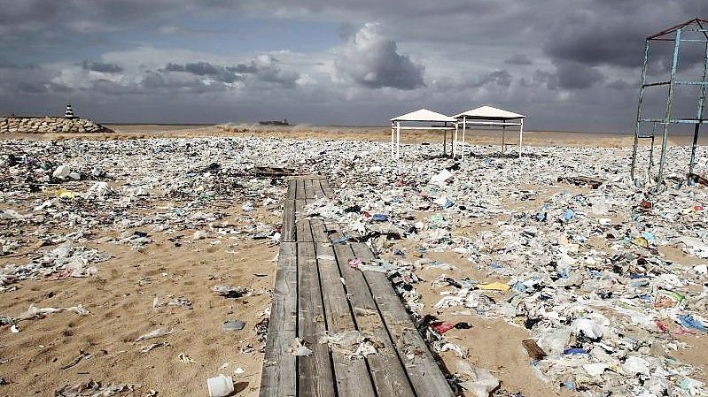 Plastikmüll liegt an einem Strand am Mittelmeer nördlich von Beirut. Der Müll wurde durch stark windiges Wetter hier angeschwemmt. Foto: Marwan Naamani/dpa