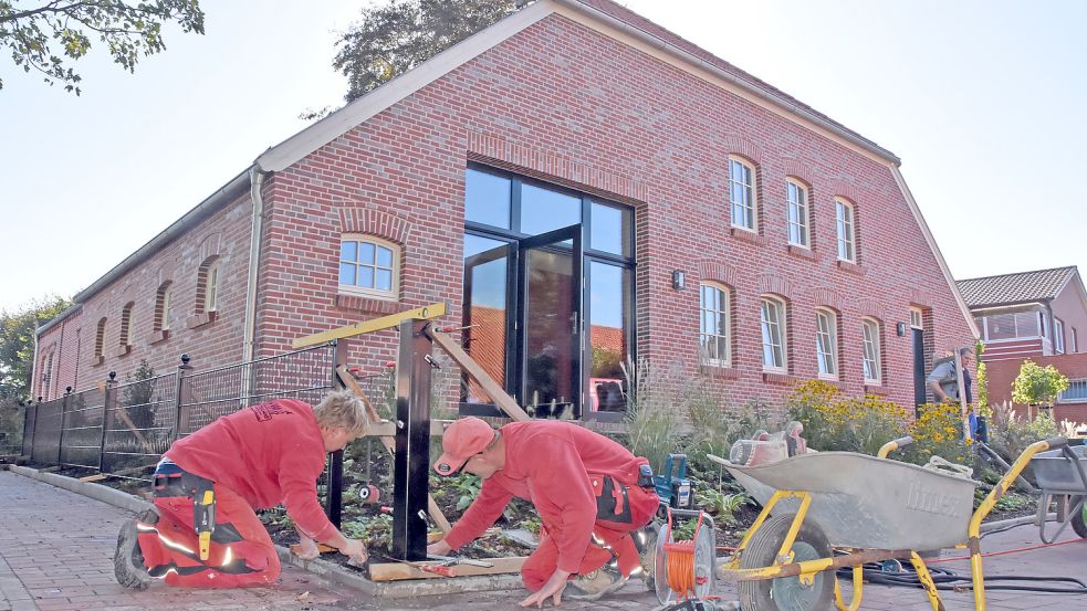 Am und im neuen Gemeindehaus in Marienhafe laufen die restlichen Arbeiten. Ende dieses Monats ist die Einweihung geplant. Foto: Thomas Dirks