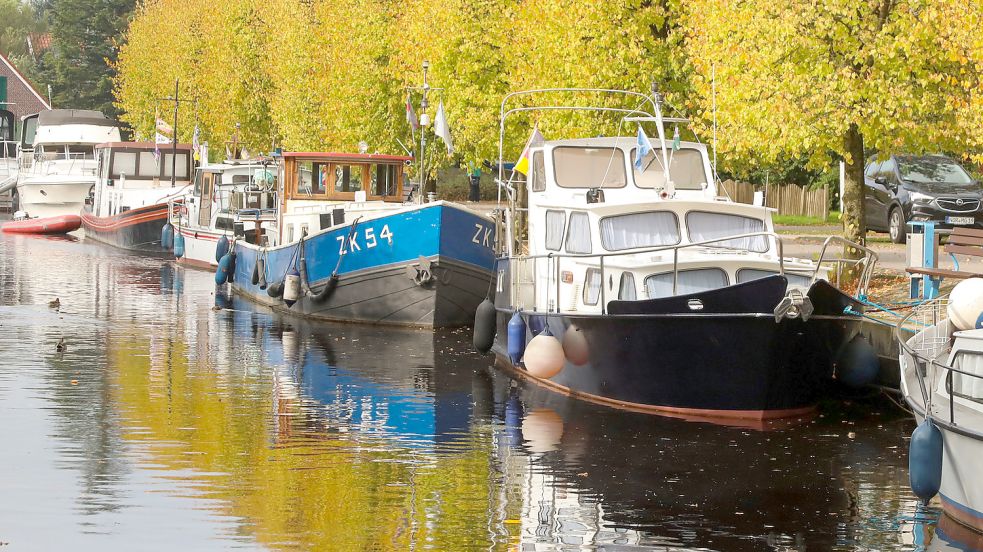 Im Auricher Hafen liegen auch im Oktober noch einige Boote. Foto: Romuald Banik