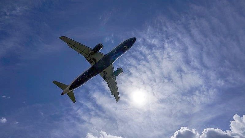 Ein Flugzeug landet auf der südlichen Landebahn des Londoner Flughafens Heathrow. Foto: Steve Parsons/PA Wire/dpa