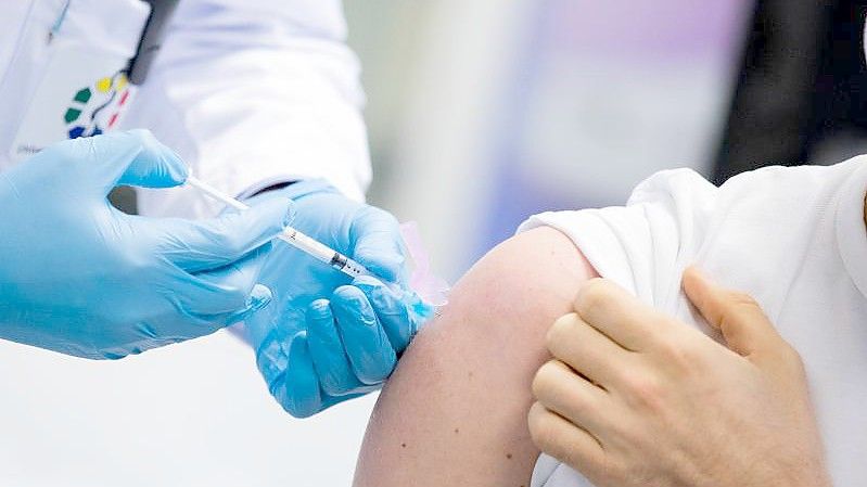 Ein Arzt wird am Universitätsklinikum Essen gegen Covid-19 geimpft. Foto: Rolf Vennenbernd/dpa