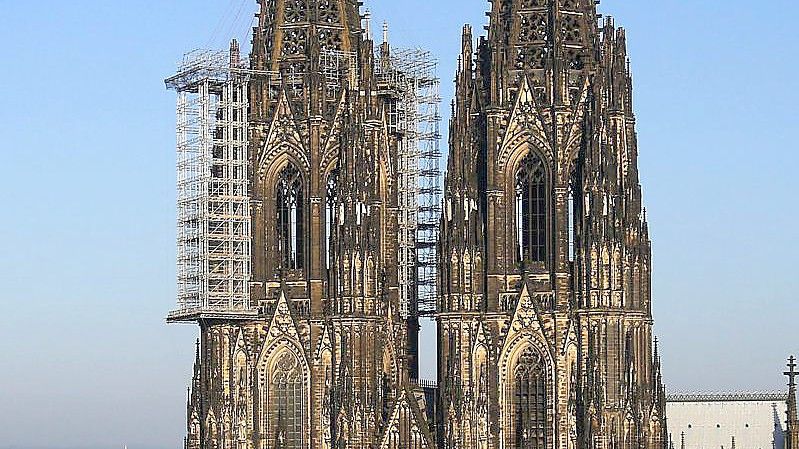 Die Westfassade des Kölner Doms mit dem Baugerüst. Foto: Oliver Berg/dpa