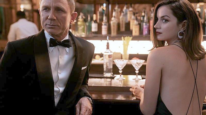Daniel Craig als James Bond und Ana de Armas als Paloma in einer Szene des Films "James Bond 007 - Keine Zeit zu sterben". Foto: Nicola Dove/Universal Pictures/dpa