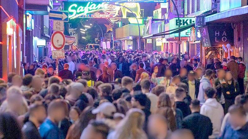 Nachtschwärmer in Hamburg. Foto: Jonas Walzberg/dpa