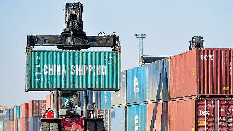 Auf einem Terminal in der inneren Mongolei werden Container verladen. Foto: Lian Zhen/XinHua/dpa