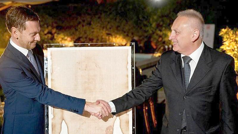 Sachsens Ministerpräsident Michael Kretschmer (CDU, l) trifft in der deutschen Botschaft mit Felice Perani zusammen. Foto: Pawel Sosnowski/Sächsische Staatskanzlei/dpa