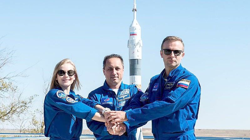 Schauspielerin Julia Peressild (von links), Kosmonaut Anton Schkaplerow und Filmregisseur Klim Schipenko in Baikonur. Foto: Andrey Shelepin/Roscosmos/dpa