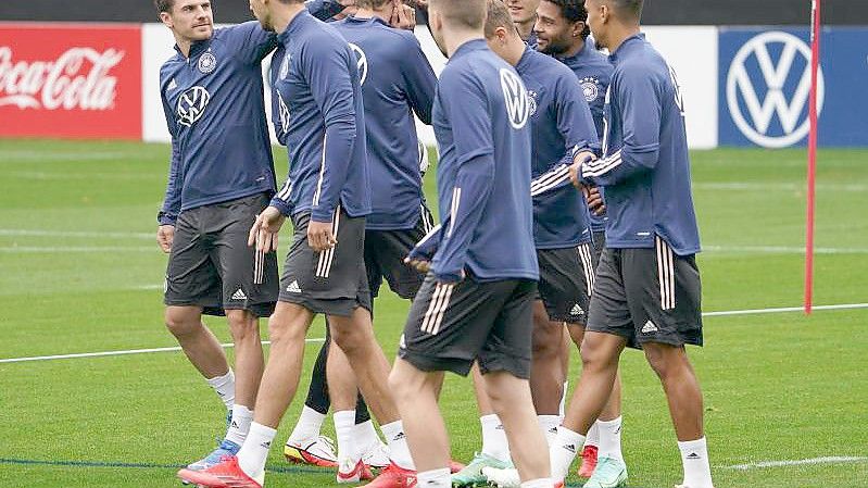 Die deutschen Nationalspieler haben sich in Hamburg zum Training versammelt. Foto: Marcus Brandt/dpa