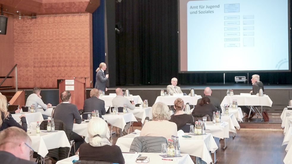 Amtsleiter Michael Müller stellte dem Kreisjugend- und dem Kreissozialausschuss die neue Struktur des Amtes für Jugend und Soziales vor. Foto: Romuald Banik