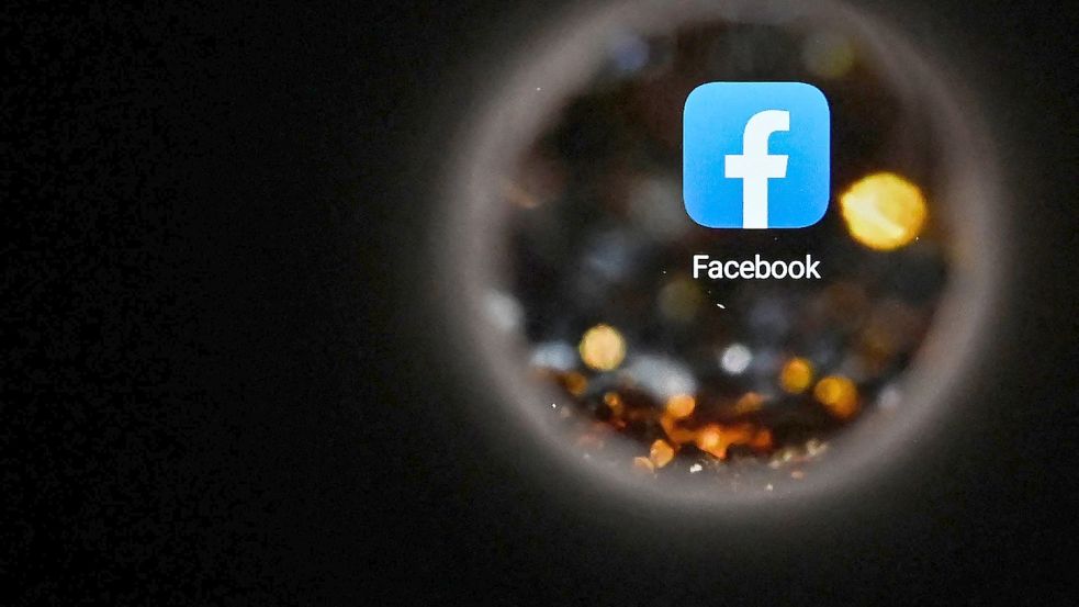 Als Facebook down war, schrieben manche sich wieder SMS. Muss man sich als Nutzer auf künftige Ausfälle einstellen? Foto: AFP/KIRILL KUDRYAVTSEV